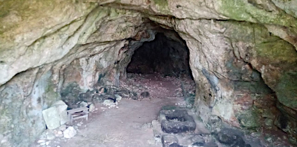 Interno di Santa Maria della Grotta